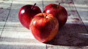 eat apples feed